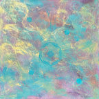 Abstrakt akrylmålning i turkosa toner med cirkulär mandala-liknande komposition och gula och lila inslag på canvas